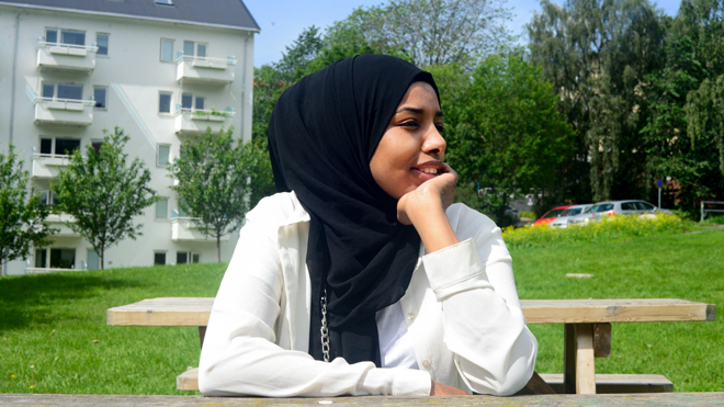 Ayan Osman (23) var bare 14 år da hun reiste fra familien i Somalia til Norge. Snart ti år etter hører hun fremdeles de grufulle lydene fra krigen og hun har ennå ikke fått norske venner. Foto: Silje Pileberg.