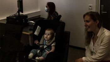 The child's reactions&amp;#160;are measured with an eye tracker.