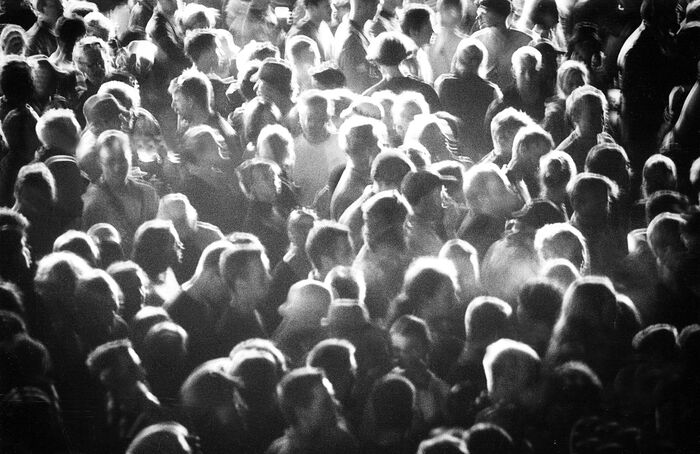 Svart/hvitt bilde av konsertpublikum. 