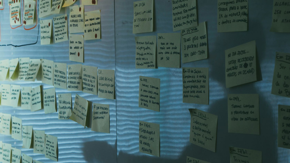 oppslagstavle med gule postit-lapper