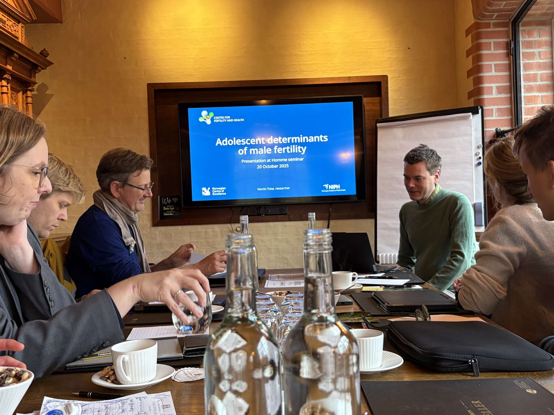 prosjektgruppen arbeider rundt et bord