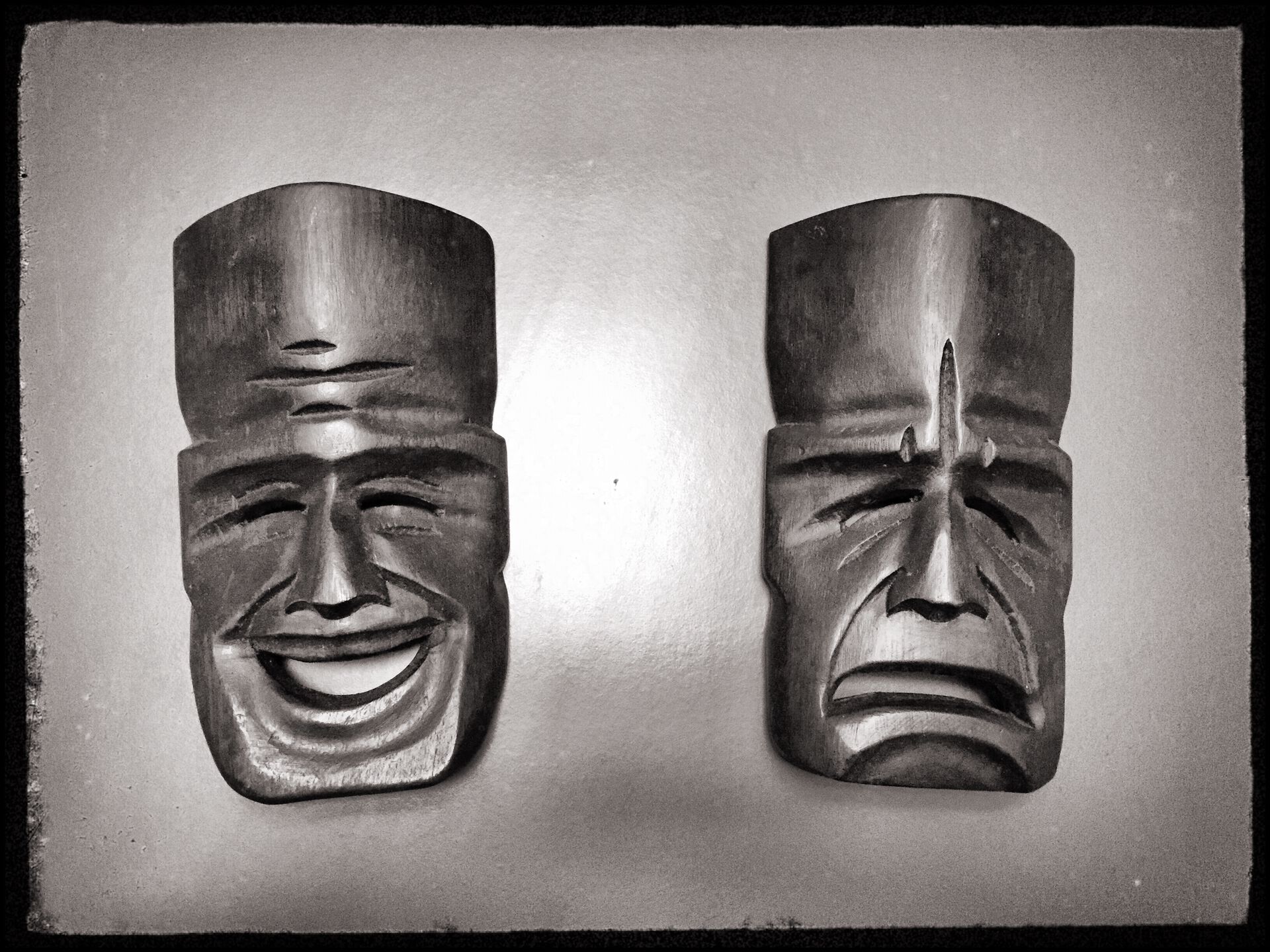 to masker: en smiler og en er trist