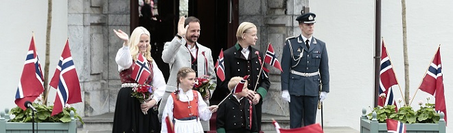 The Crown Price and his family in bunads. Photo: Stian Lysberg Solum / NTB scanpix
