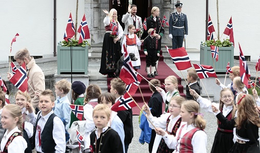 Crown princess waving to the children