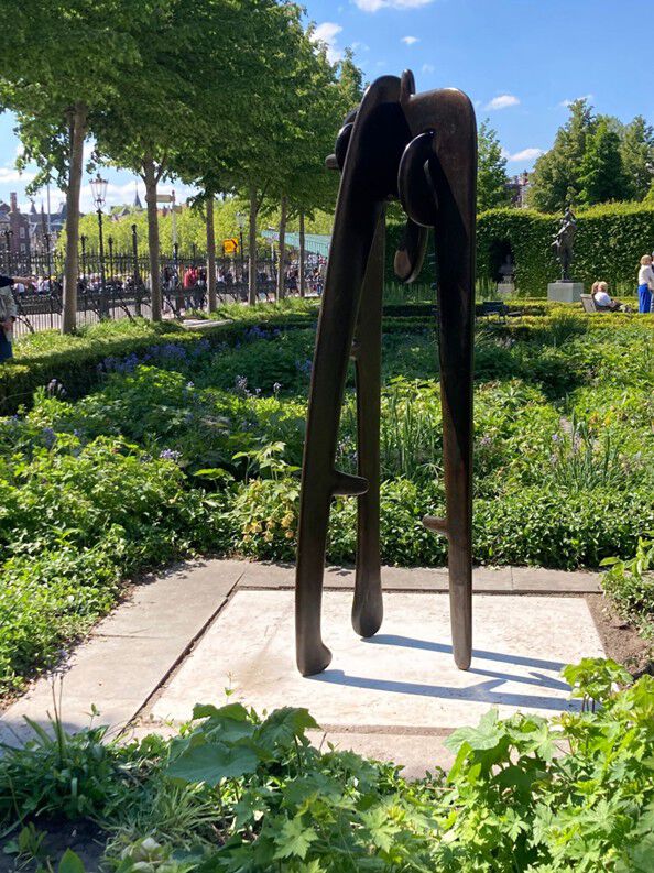 Bildet kan inneholde: skulptur, statue, hage, plenpynt, vår.