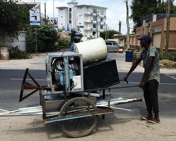 Mann samler inn elektronisk avfall i Dar-es-Salaam