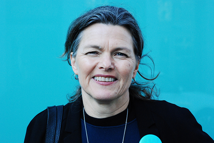 Marianne Sætre foran blå vegg