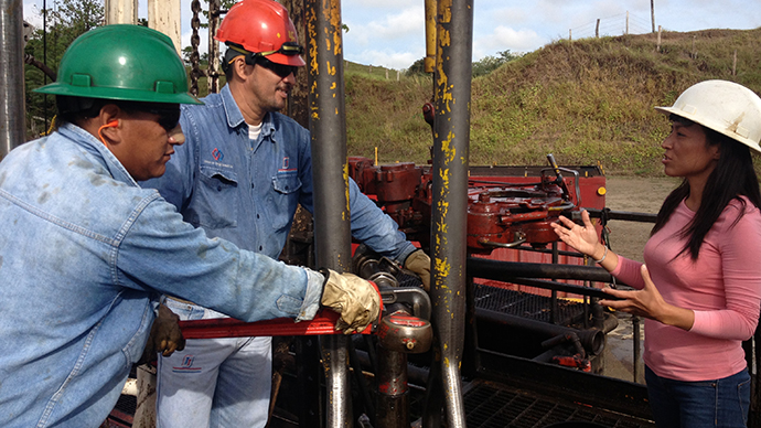 Monica Amador i samtale med oljeingeniører i Colombia