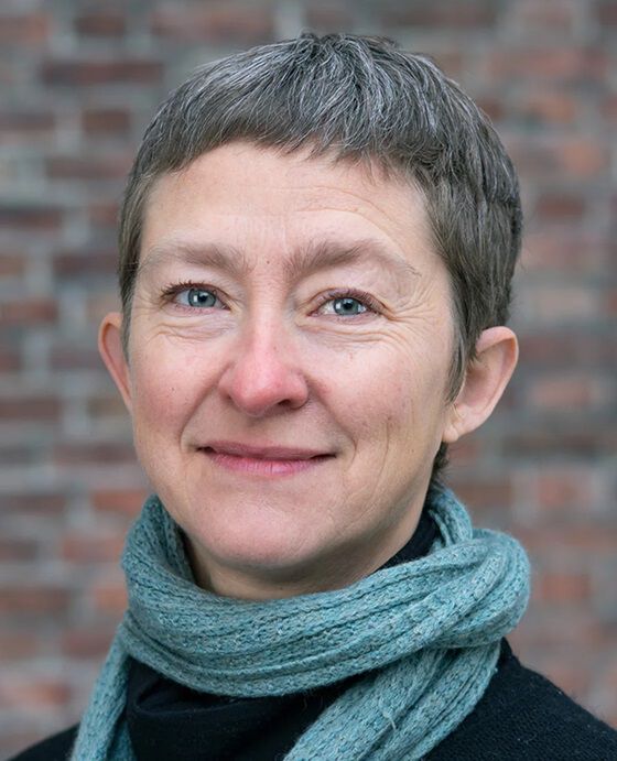 Bildet kan inneholde: skjerf, hake, kinn, øyenbryn, lepper.