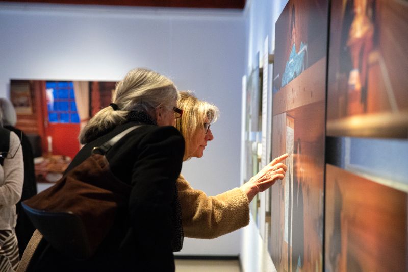 Besøkende studerer utstillingen på Norsk Folkemuseum.