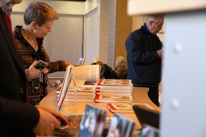 Besøkende blar i den ferske boka på utstillingen på Norsk Folkemuseum