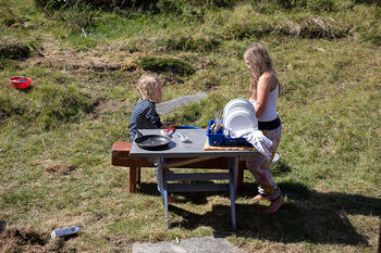 plantesamfunn ,mennesker i naturen ,bord ,utendørsmøbler ,piknikbord.