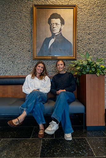 Maria Gulseth Berge og Guro Sollien Eriksrud foran et maleri av Eilert Sundt