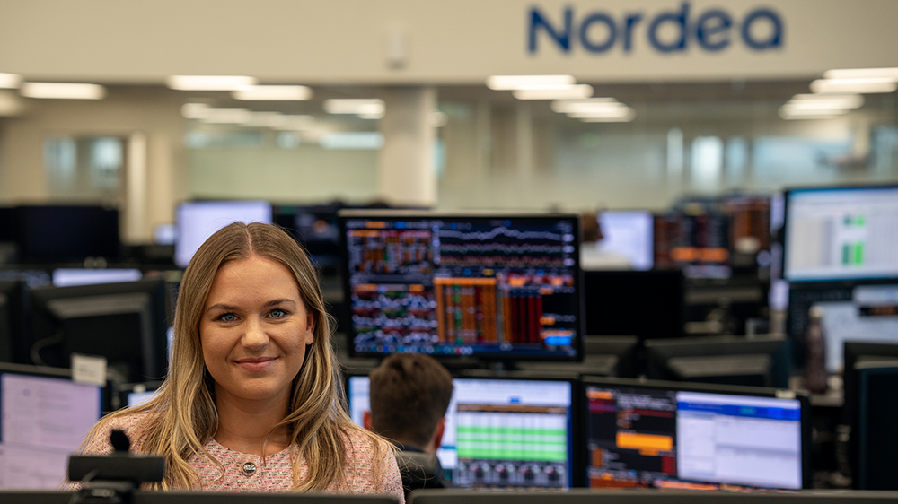 Sara Midtgaard foran skjermer hos Nordea