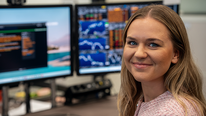 Samfunnsøkonom Sara Midtgaard på jobb i Nordea