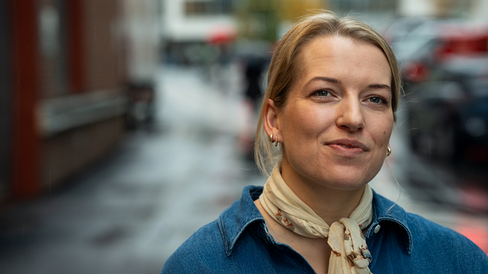 Sara Midtgaard foran skjermer hos Nordea