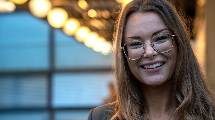 Portrett av Carina Riborg Holter, som har en bachelor i sosiologi, foran Politihuset i Oslo