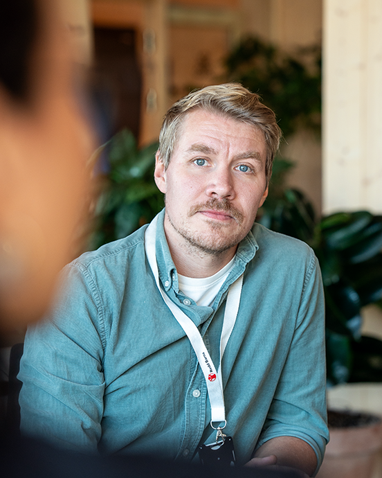 Statsviter Simen Berger på jobb i Redd Barna