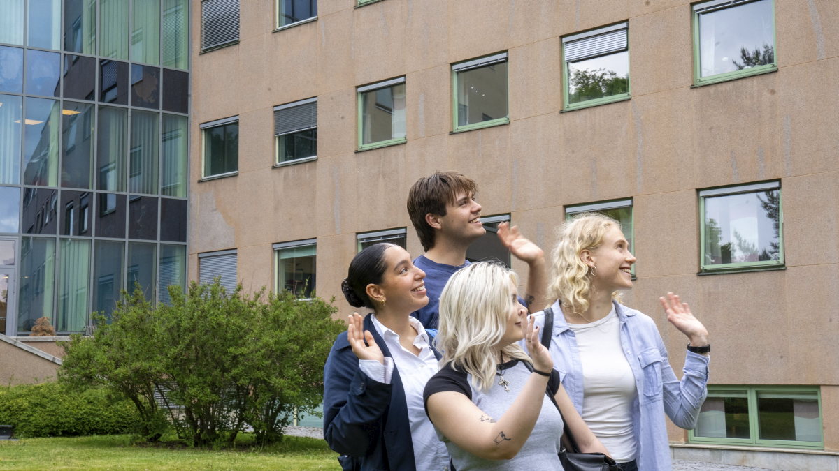 Fire studenter vinker 