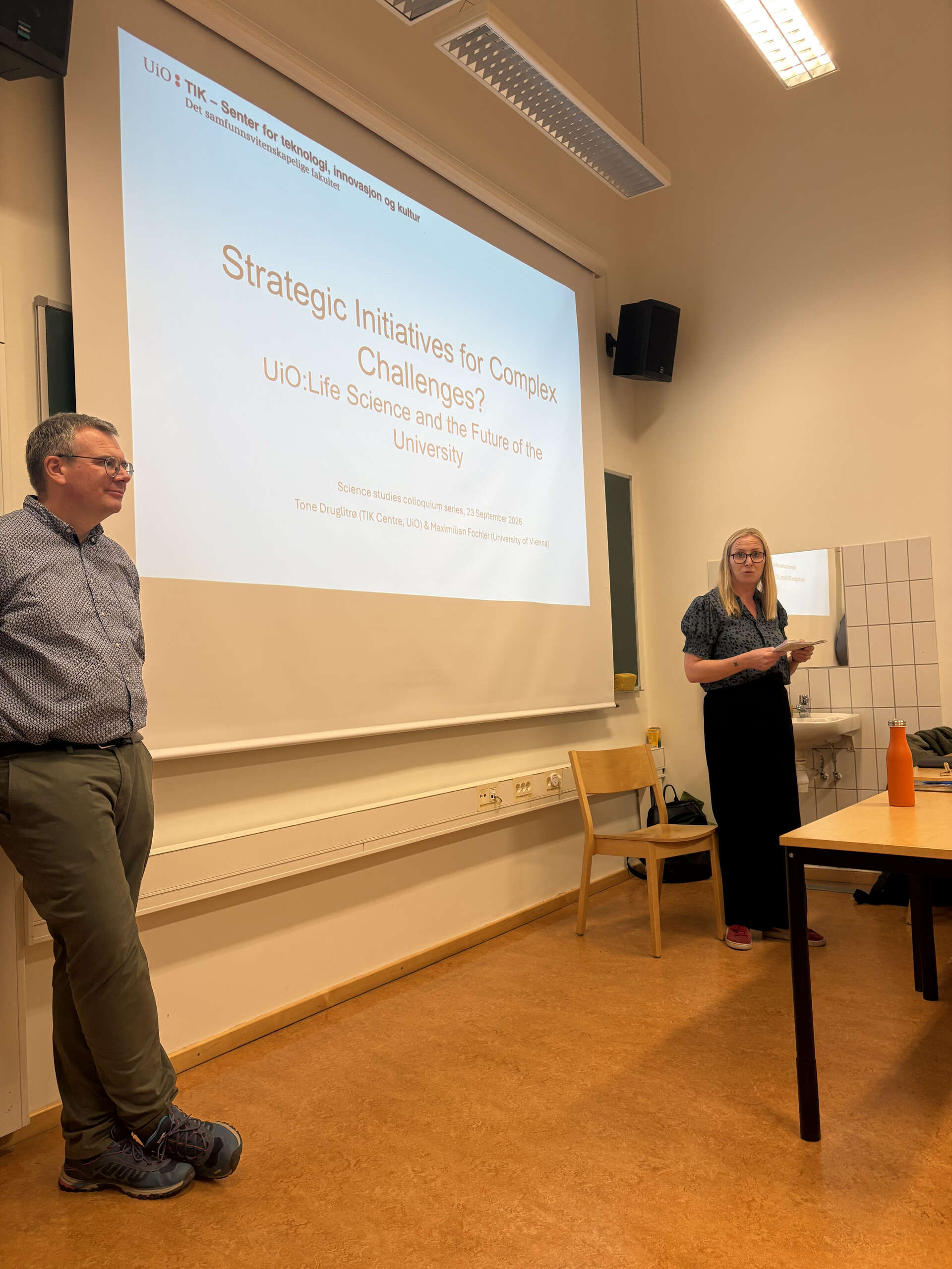 Bildet kan inneholde: elektronisk enhet, møbler, presentasjon, interiørdesign, projeksjonsskjerm.