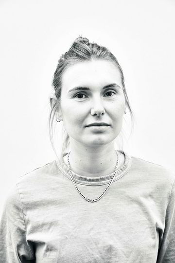 Bildet kan inneholde: halskjede, panne, ansikt, leppe, hake.