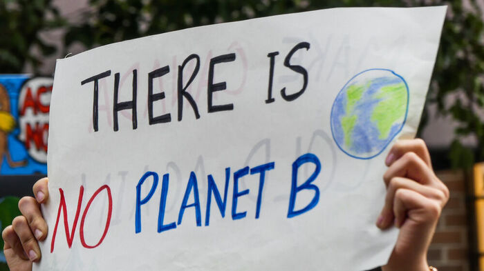 Plakat med teksten "there is no planet B" holdes opp.