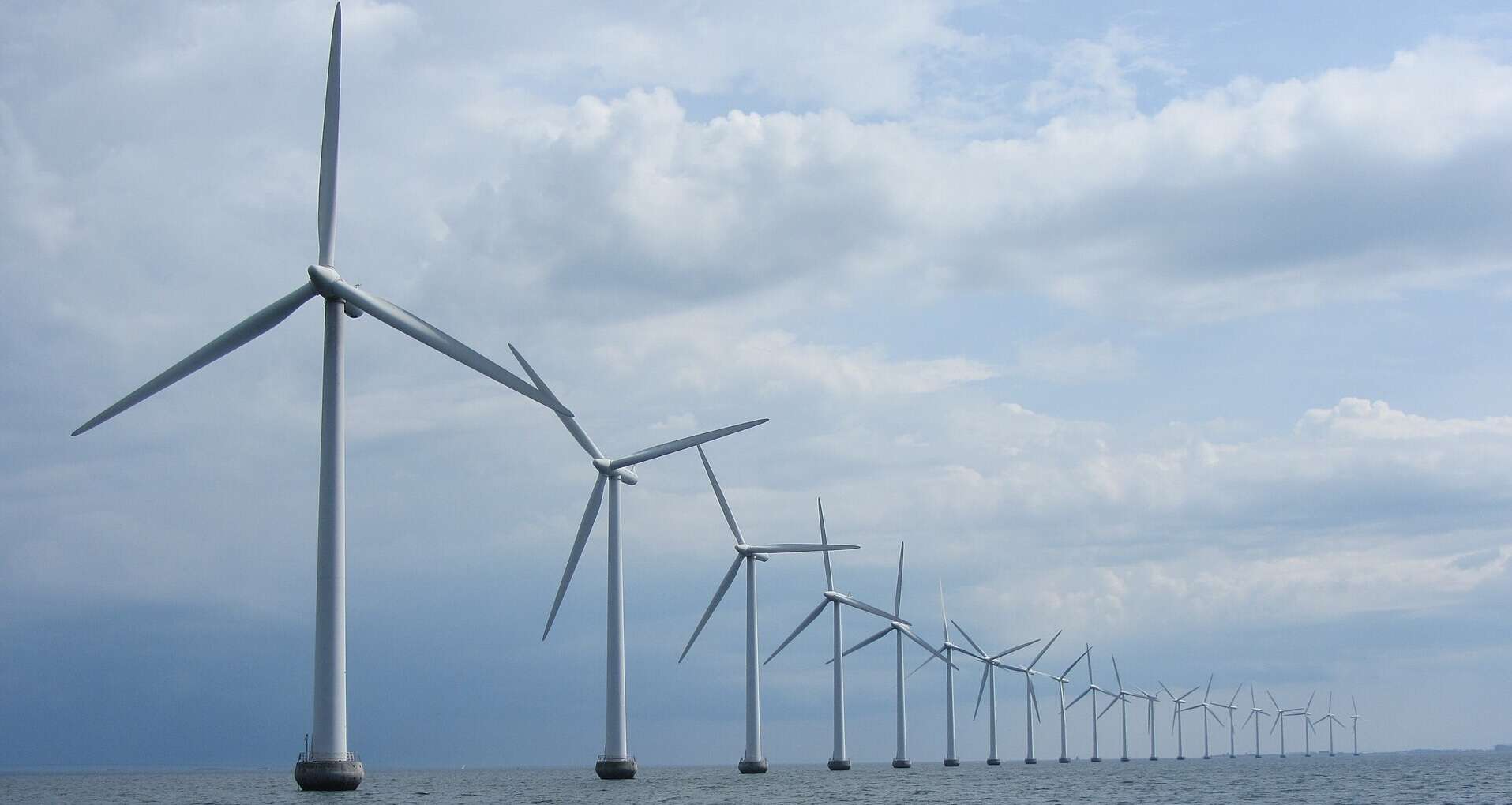 Bildet kan inneholde: vindturbin, vindmølle, blå, vindpark, væske.