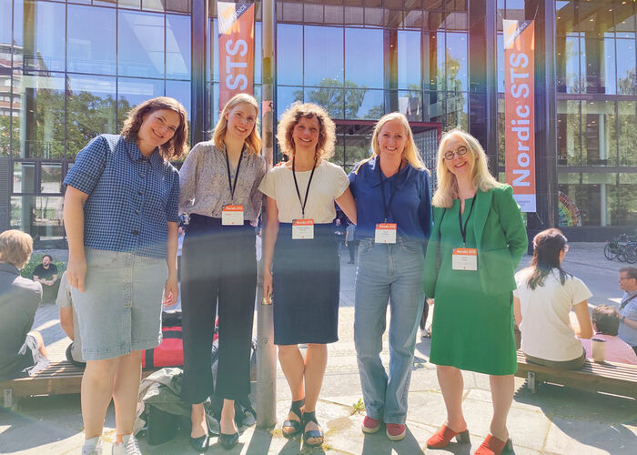 Arrangørene bak STS-konferansen. Fem smilende kvinner foran en stor bygning.
